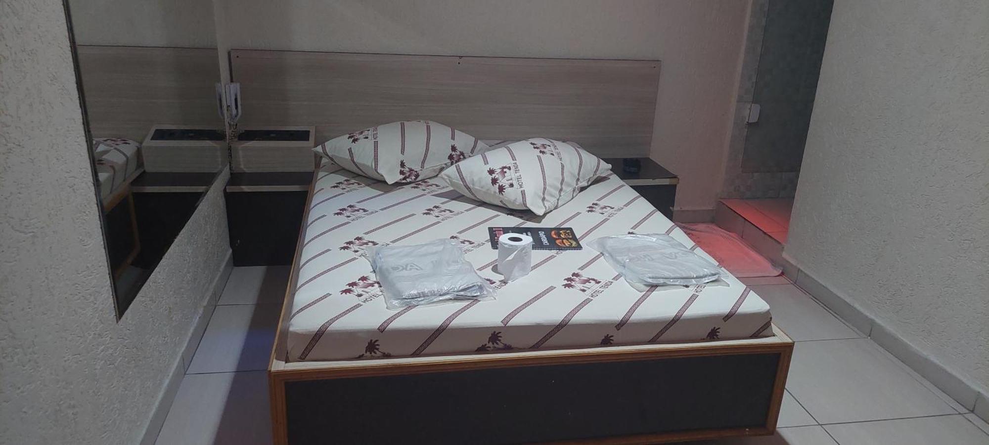Hotel Tenda 2 กัวรูยุส ภายนอก รูปภาพ